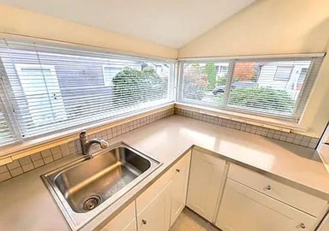 Building Photo - APPLICATION PENDING - Adorable 2bed/1bath ...