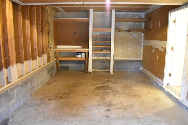 Building Photo - Great Split Foyer In Fredericksburg!