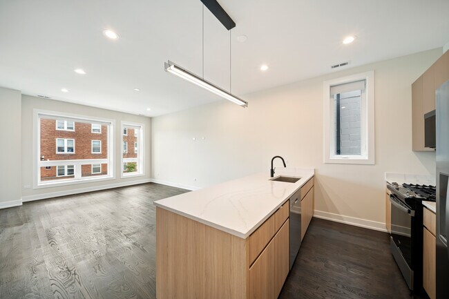 Building Photo - 408 E 50th Pl