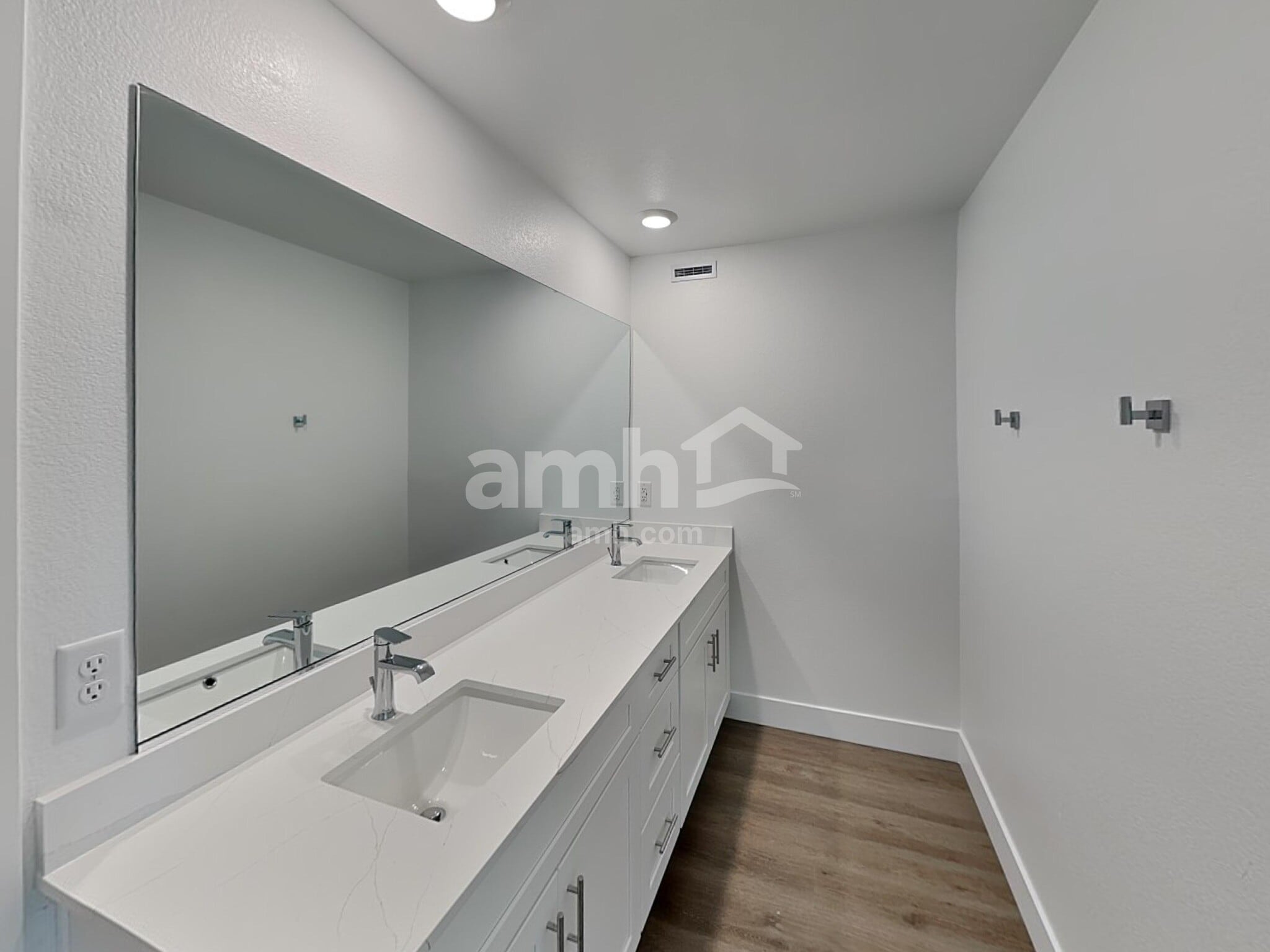 Building Photo - 5863 Vaes Dothrak St