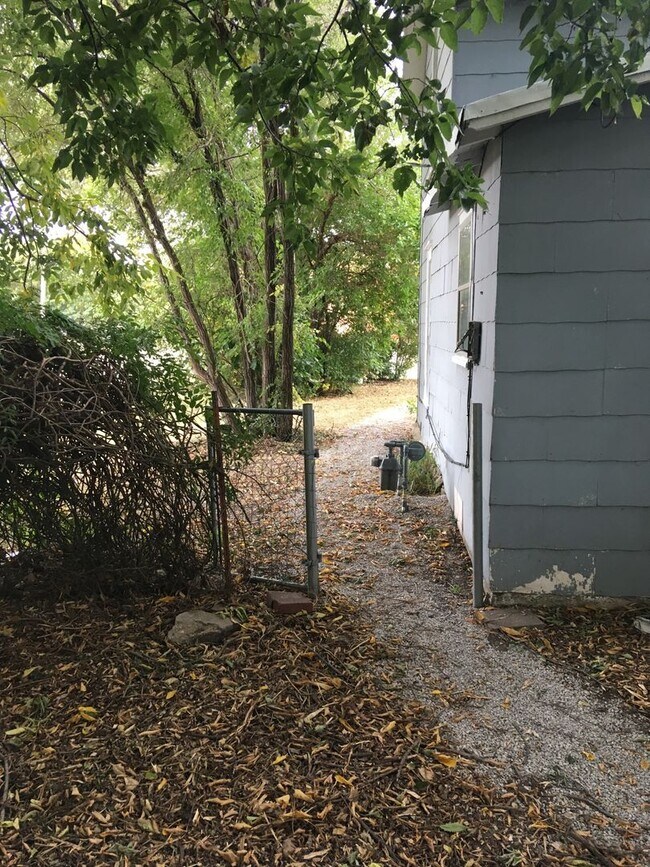 Building Photo - $950 - 3 bed 1 bath - Single Family Home