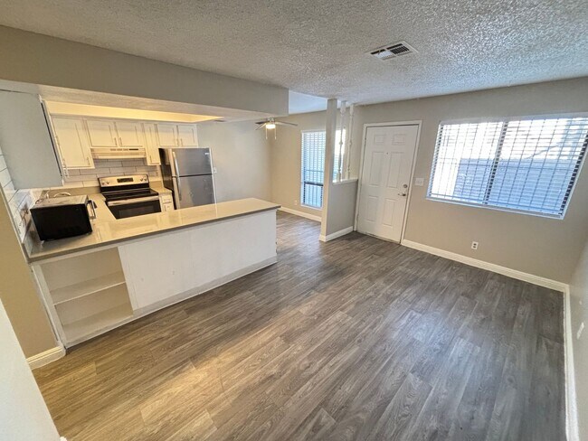 Building Photo - Beautiful 1Bed/1Bath home located in Craigmont Villas Community