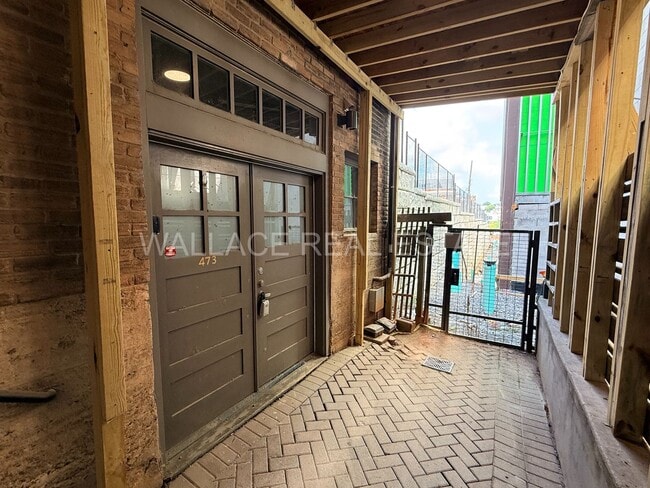 Building Photo - DOWNTOWN LIVING WITH PRIVATE GATED ENTRANCE 1 BEDROOM / 1 BATH