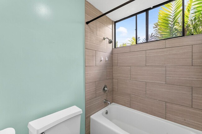 Building Photo - Kailua - Private, Quiet End Unit - 3 bed, 2 bath