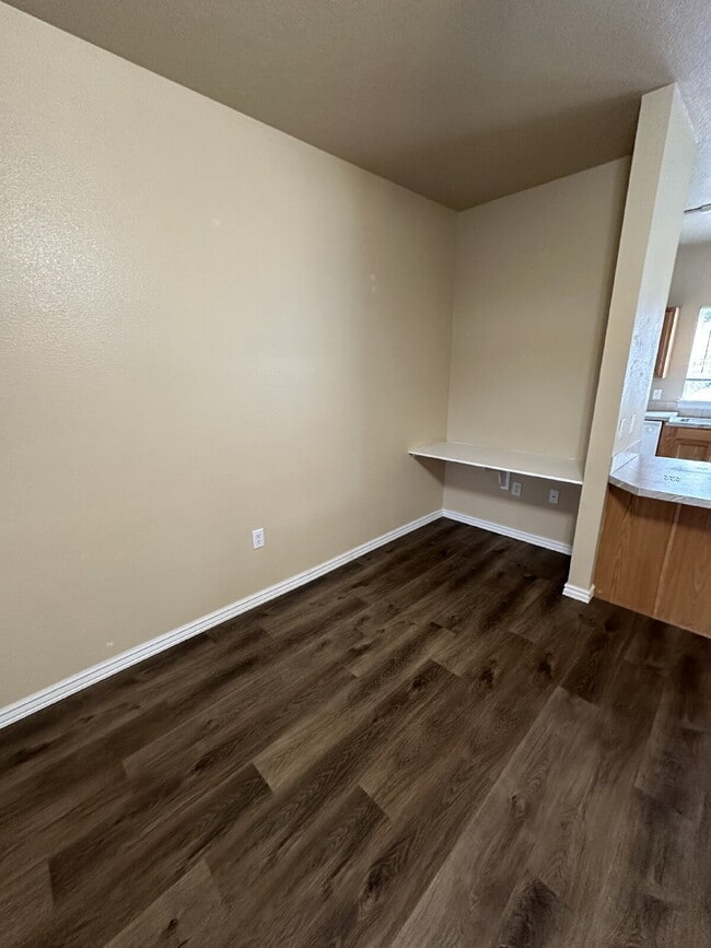 Building Photo - Upper Level 2 Bed 2 bath Apartment