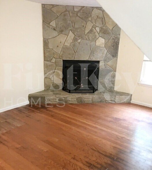 Building Photo - 3090 Meadowview Ln
