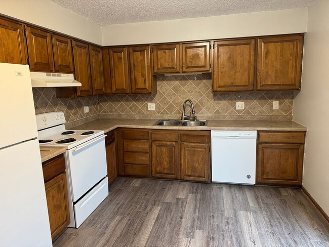 Building Photo - 2 bedroom duplex