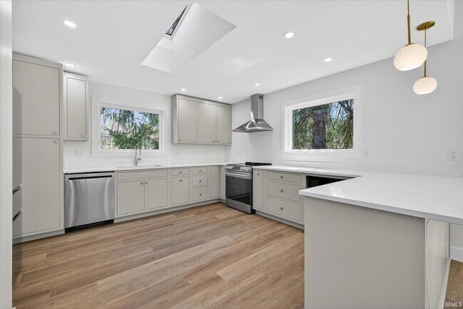 Building Photo - 4620 S Woodbine Dr