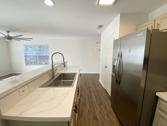Building Photo - Charming End Unit Townhome in Mill Creek!