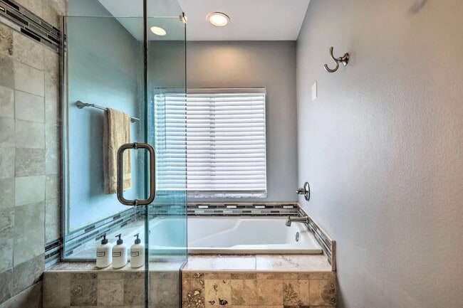 Building Photo - Townhome in Davenport now Available!