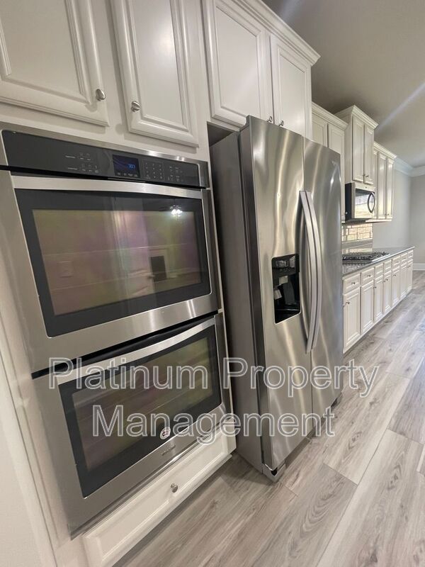 Building Photo - 5180 Mirror Lake Dr