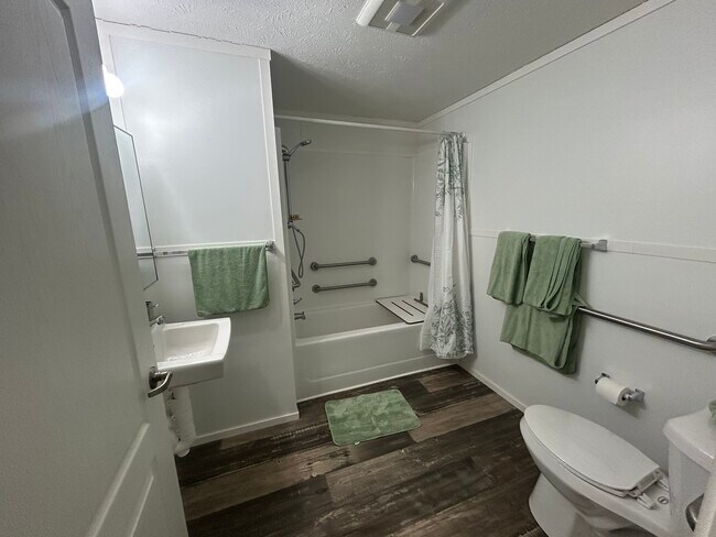 Building Photo - 403 NW Park St