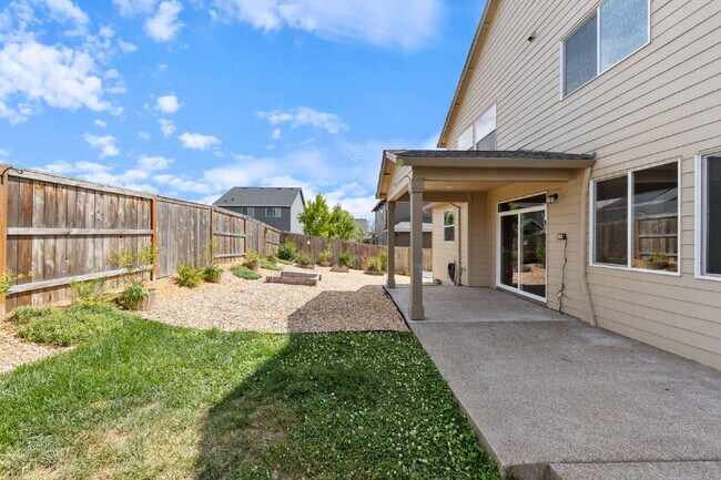 Building Photo - Large Recent Construction Home with Bonus Room!