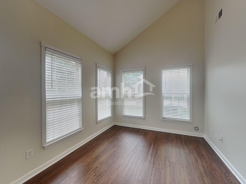 Building Photo - 1019 Canopy Dr
