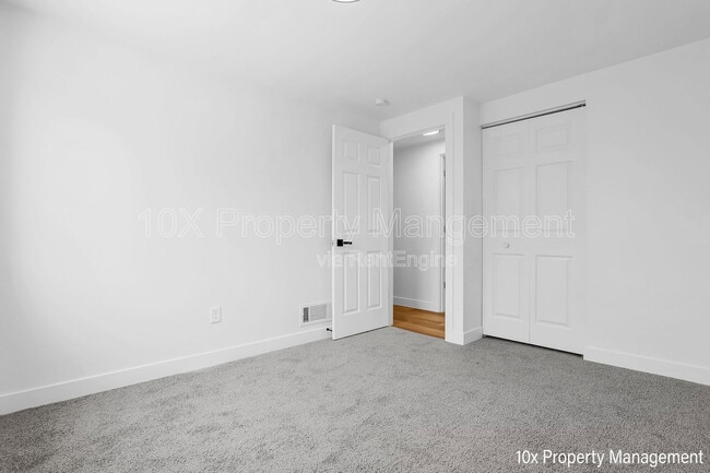 Building Photo - 4403 Paxton Dr S