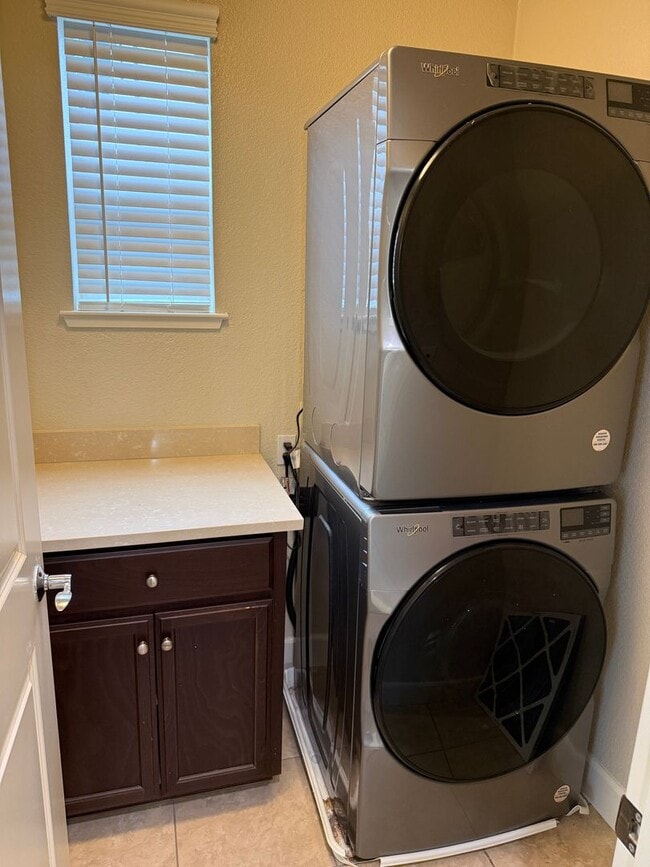 Building Photo - SPACIOUS 3 BEDROOM, 3.5 BATHROOM TOWNHOUSE IN AN EXCELLENT LOCATION. GARAGE. LAUNDRY. BALCONY. A ...