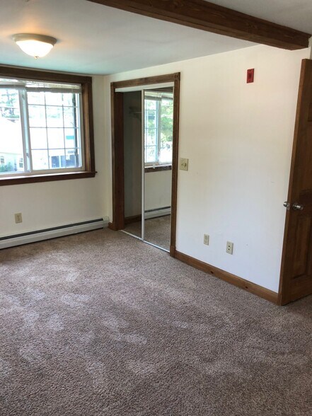 Building Photo - 686 Sebago Rd