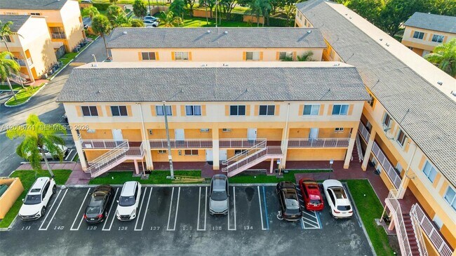 Building Photo - 6235 SW Kendale Lakes Cir