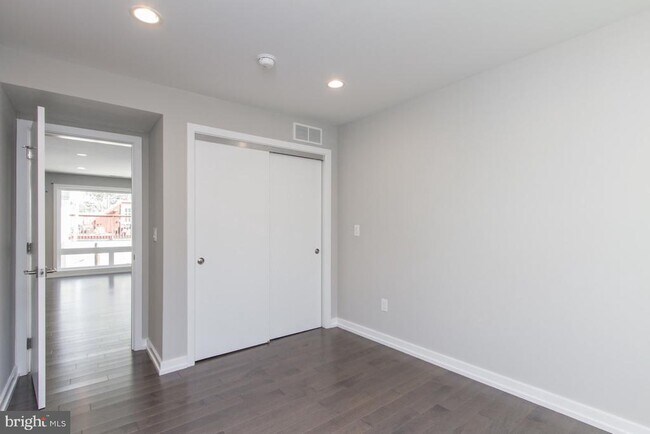 Building Photo - 712 S Sartain St