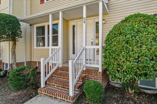 Building Photo - Bright 2 Bedroom Townhome in Williamsburg VA with Finished Lower Level & Private Balcony