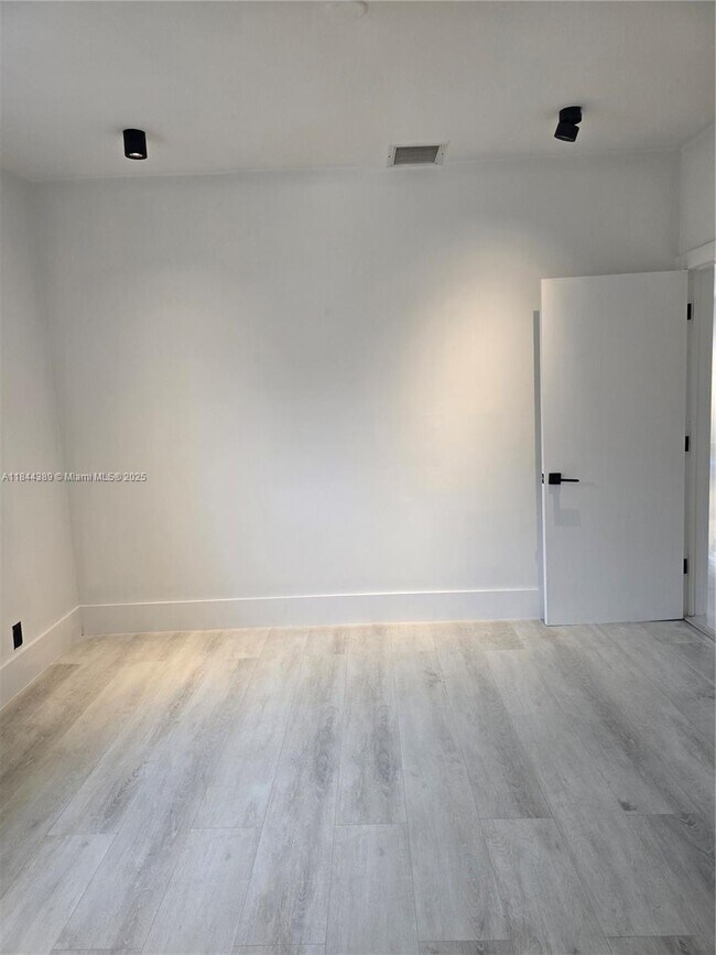 Building Photo - 1033 Tyler St