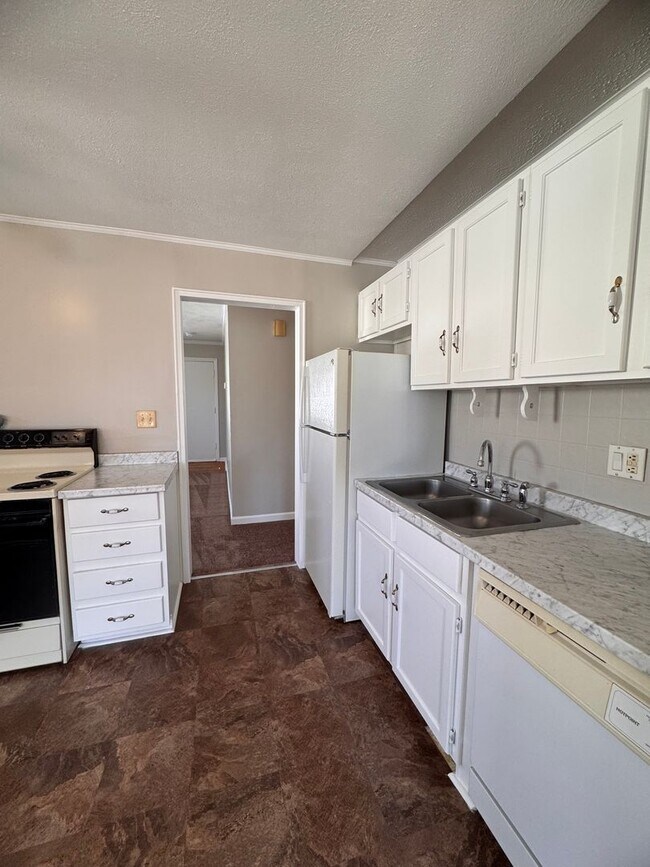 Building Photo - Freshly Updated 3Bedroom One Story Home
