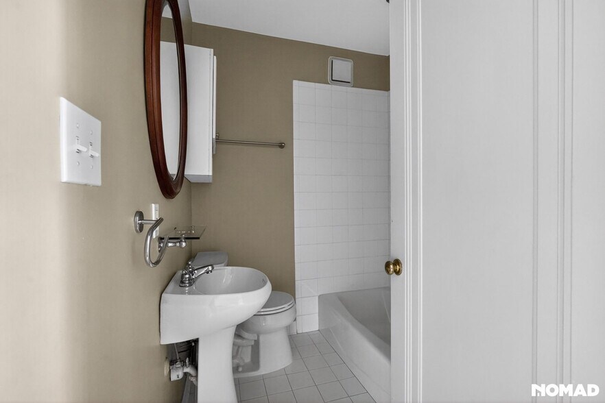 Building Photo - 2068 Walton Wy