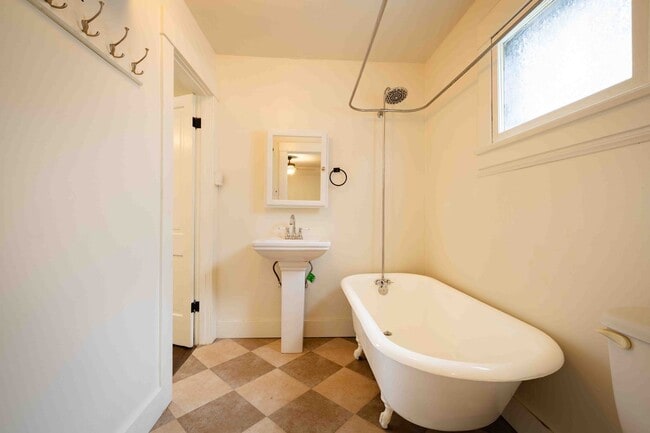 Building Photo - Georgia Street