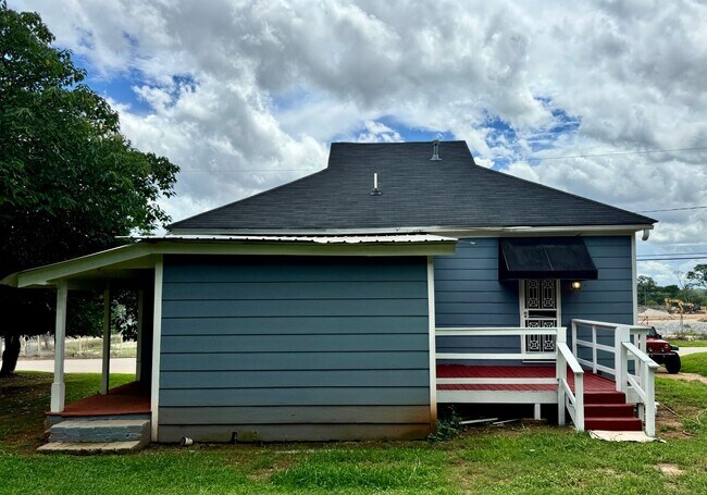 Building Photo - 2 Bedroom Cottage with Charm!