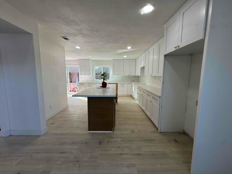 Building Photo - 1565 Joanne St