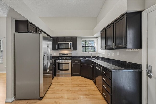 Building Photo - 4909 Fiesta Lakes St