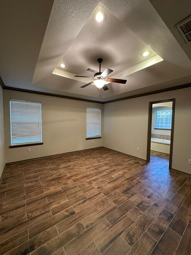 Building Photo - $2,200.00 Move-in-Special