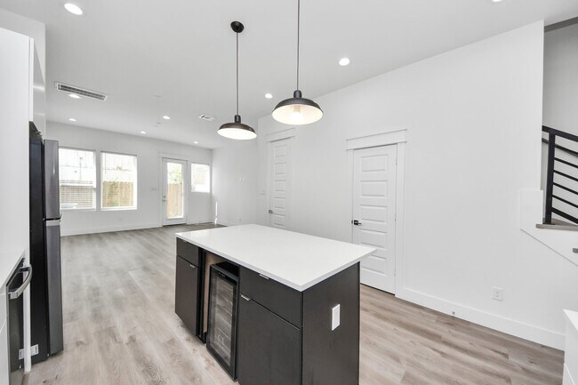 Building Photo - 5402 Margarita St