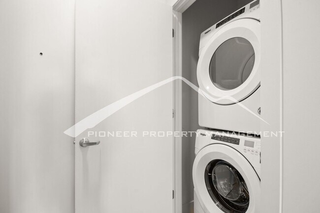 Building Photo - Newer Studio Apt in RiNo District in Denver 1 Underground Parking Space!