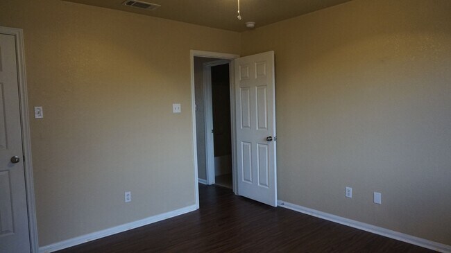 Building Photo - 2603 John Porter Dr