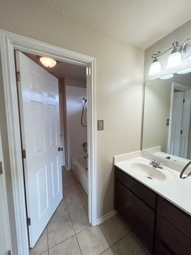Building Photo - 4 Bedroom / 3.5 Bathroom beautiful house f...