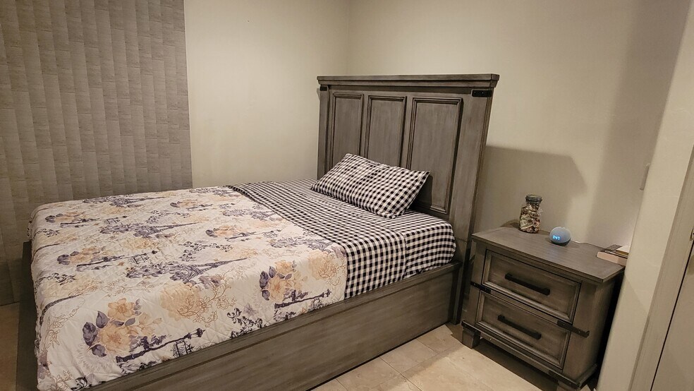 Master bedroom woth a walk_in closet - 7042 S Parsnip Ln