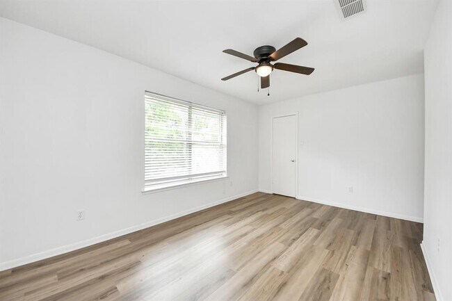 Building Photo - 2207 Bauer Dr