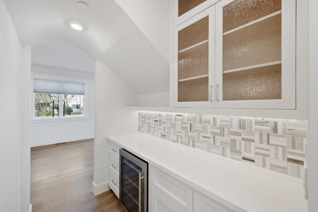 Building Photo - 261 E Bellevue Ave