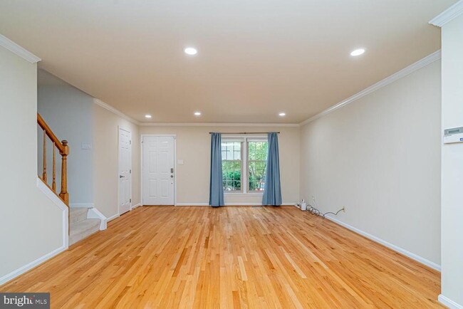 Building Photo - 1275 Quaker Hill Dr