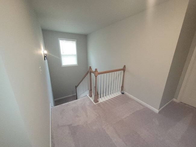 Building Photo - 4 bedroom 2.5 bath