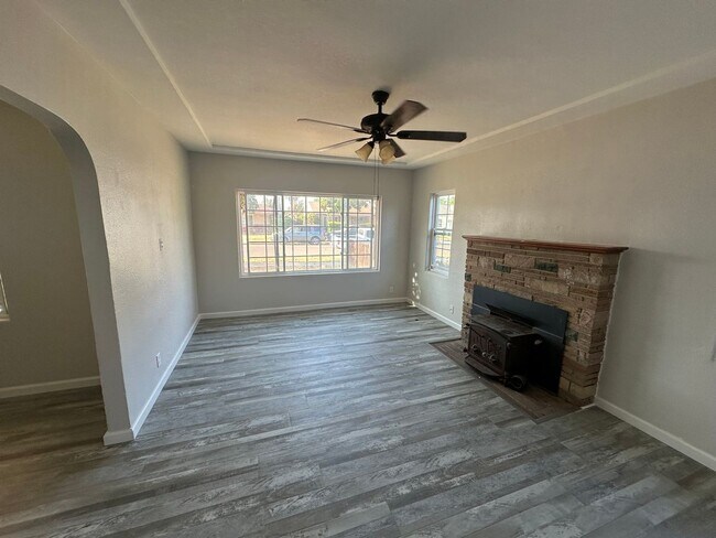Building Photo - Newly Remodeled 3BR Home with Fireplace Ch...