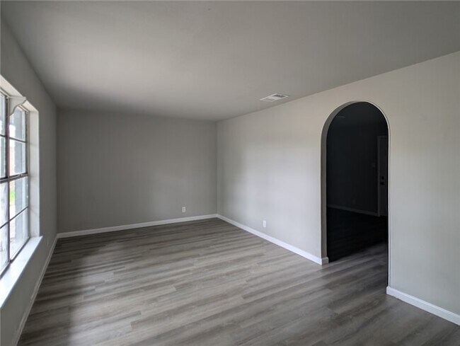 Building Photo - 3153 Baybrook Dr