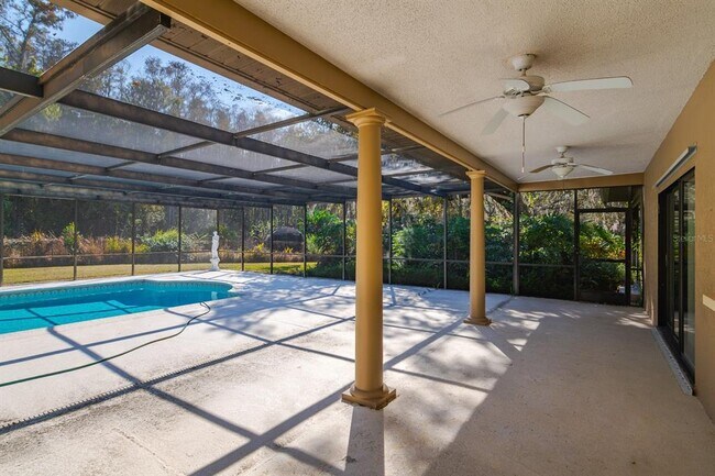 Building Photo - 10206 Lakeview Dr