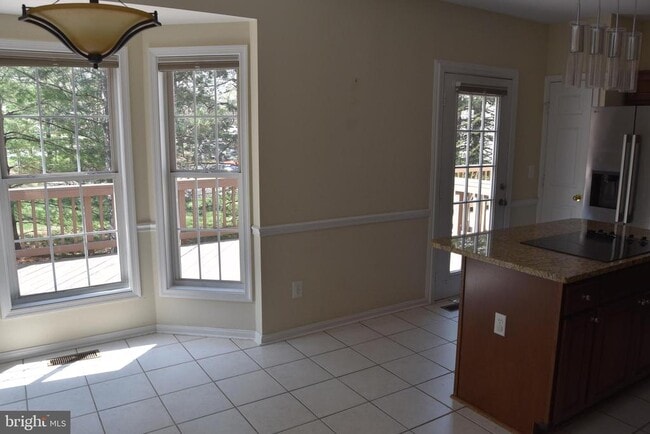 Building Photo - 44037 Kings Arms Square