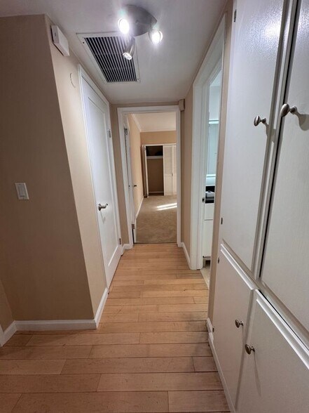 Building Photo - 8550 Holloway Dr