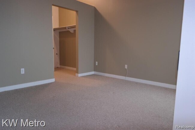 Building Photo - 350 N Main St