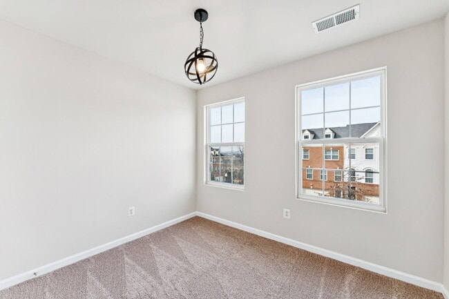 Building Photo - Charming town home located in a quiet, tree-lined community Field stone!