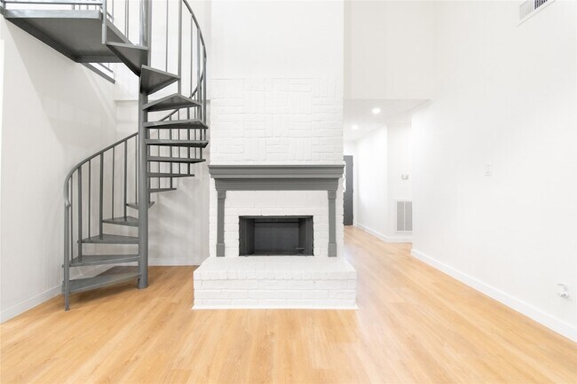 Building Photo - 15707 Amapola Dr