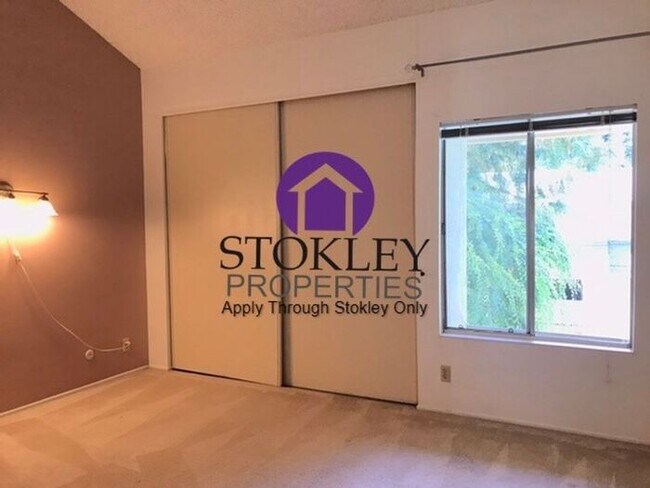 Building Photo - Stokley Properties Presents: 2712 Oak Rd #65!